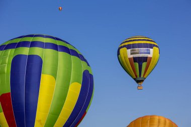 Gökyüzünde renkli sıcak hava balonları