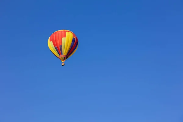 Barevné horkovzdušné balónky na obloze — Stock fotografie
