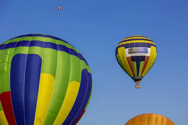 Gökyüzünde renkli sıcak hava balonları — Stok fotoğraf