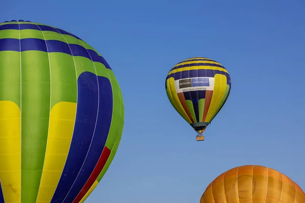 Gökyüzünde renkli sıcak hava balonları