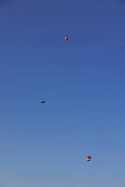 Kleurrijke hete lucht ballonnen in de lucht — Stockfoto