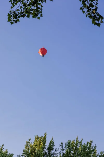 Globos de aire caliente de colores en el cielo — Foto de Stock