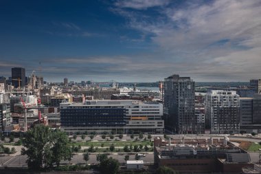 2022 'deki çatı terasından Montreal manzarası.