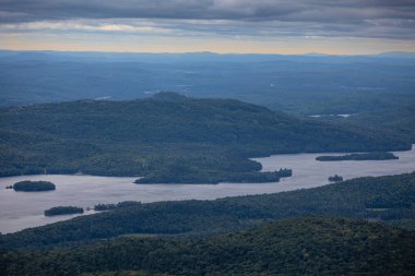 Mont Tremblan 'ın tepesinden Laurentian Dağları' nın verimli bir orman manzarası.