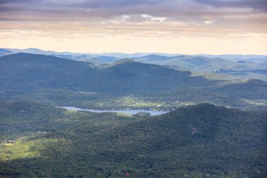 Mont Tremblan 'ın tepesinden Laurentian Dağları' nın verimli bir orman manzarası.