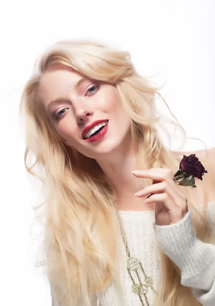 Hübsches weibliches Gesicht. Blonde lange Haare. rote Blume - rosa — Stockfoto