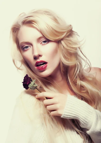 Güzel kadın yüzü. Sarı uzun saçlı. Kırmızı çiçek - gül — Stok fotoğraf