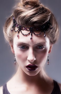 güzel moda aksesuarları başında kadınla