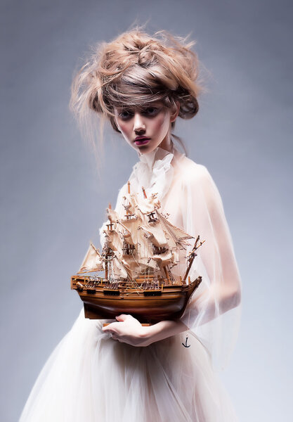 Ретро стиль - красивая девушка в белом винтажном платье художественный портрет
