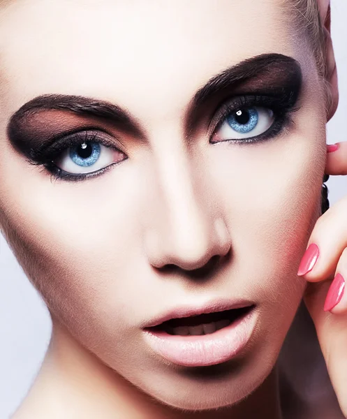 Cara de mujer con hermoso maquillaje brillante —  Fotos de Stock