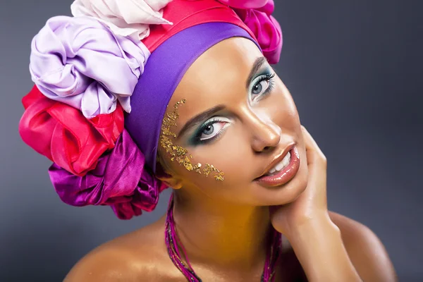 Chal colorido. Cara de mujer bonita - maquillaje de oro brillante —  Fotos de Stock