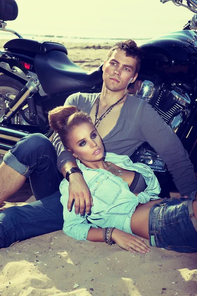 Destino de viagem. Homem e mulher descansando perto de moto — Fotografia de Stock