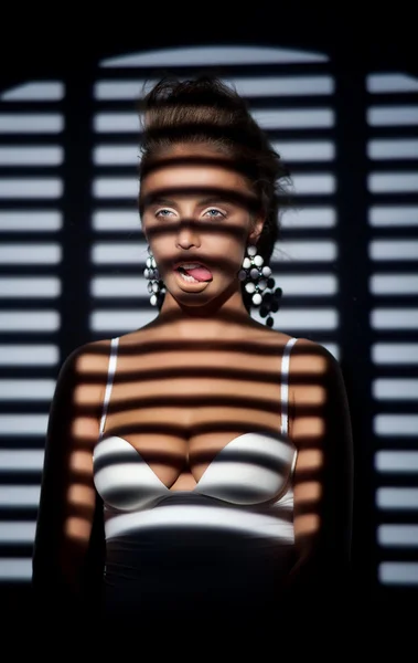 バインド ローラー ポーズの影の女性 — ストック写真