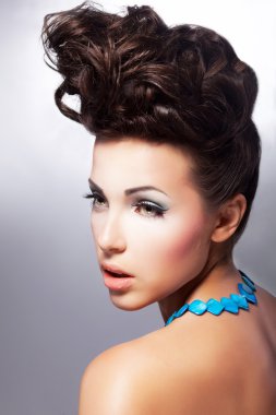 çekici bir kadın. lüks saç modeli ve makyaj