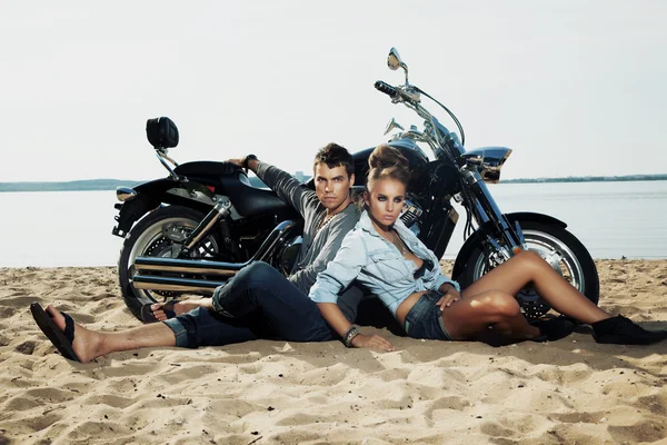 Casal descansando na praia - destino de viagem — Fotografia de Stock