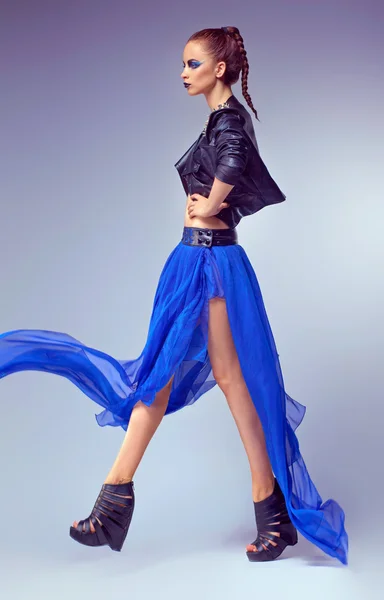 Modna kobieta pozowanie w nowoczesny niebieska sukienka (suknia) — Zdjęcie stockowe