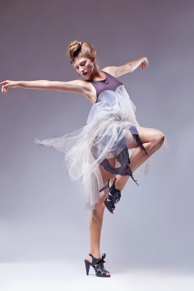 フラメンコ ダンサーは、レトロなヴィンテージのドレスを踊る分離の — ストック写真