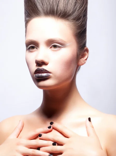 Porträtt av ung kvinna med creative make-up och håruppsättning — Stockfoto
