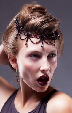 parlak şık makyaj ile güzel bir genç kadının yüzü