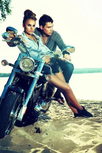 Motosikletli mutlu genç çift seyahatin tadını çıkarıyor. Stok Resim