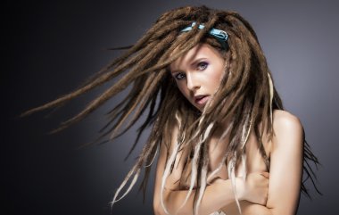 güzel seksi moda kadın dreads ile. Glamour