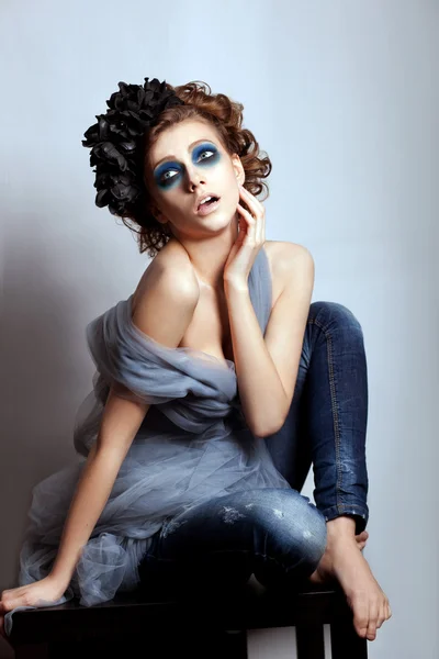 Femme visage artistique avec un maquillage bleu vif. Fantaisie, glamour — Photo