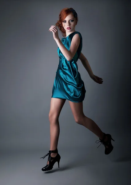Sexy moda menina beleza desportiva runing em vestido azul — Fotografia de Stock