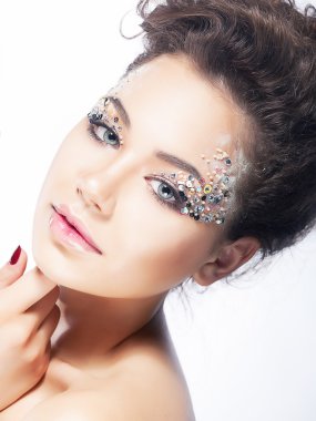 genç güzellik kadın yüzü. parlak saç modeli ve makyaj