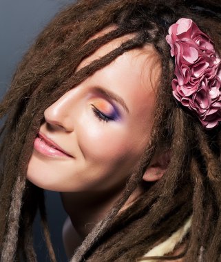 dreads saç modeli. duygular. moda kadın saç modeli. çiçek