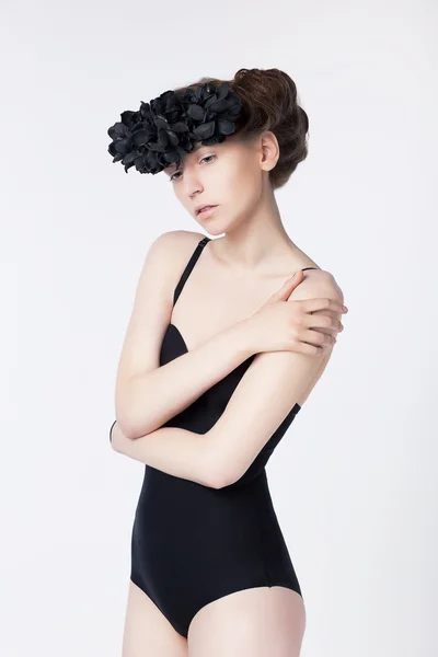 Tiyatro glamour style - şehvetli kadın siyah çelenk — Stok fotoğraf
