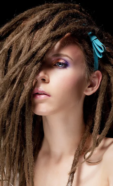 Ricitos. Peinado de moda con rastas - rostro de mujer de belleza — Foto de Stock