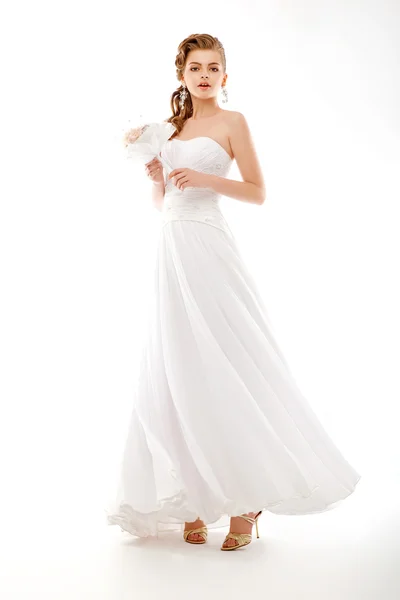 美丽的新娘的画像。婚纱礼服。束鲜花 — 图库照片