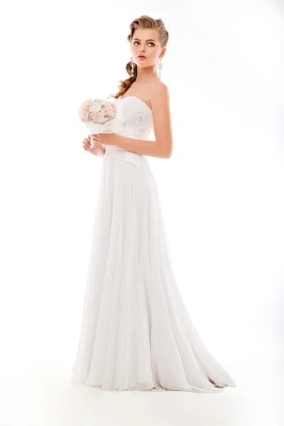 Mulher bonita com um monte de flores, vestido de noiva branco — Fotografia de Stock