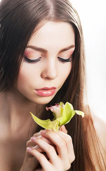 Smyslnost - krásná žena s květinou, čerstvé orchideje — Stock fotografie