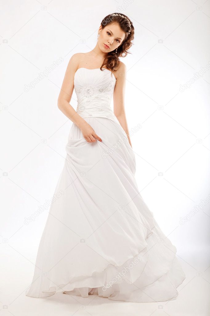 Belle Mariée En Luxueux Mariage Blanc Robe Longue Pose