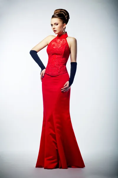 Mariée beauté en robe longue rouge nuptiale et gants noirs — Photo