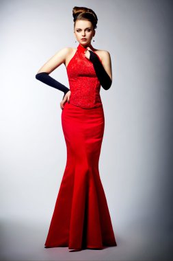 siyah eldiven ve düğün kırmızı elbise poz içinde zarif gelin