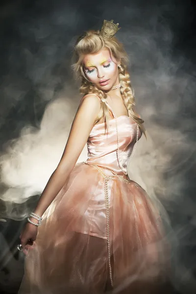 Jeune femme blonde en robe rétro classique. Dame romantique — Photo