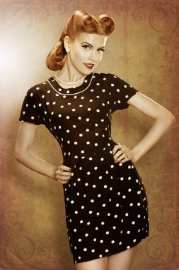 Klasik moda puantiyeli elbise poz yılında pin-up retro kızı