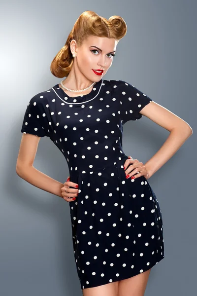 Pin-up-Girl im Retro-Vintage-Kleid posiert — Stockfoto
