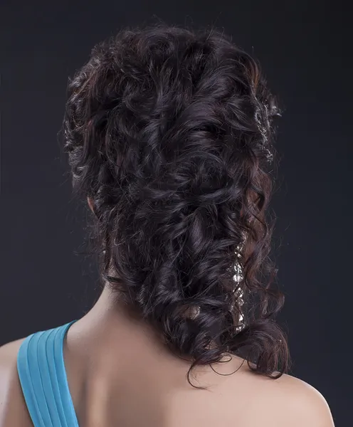 Mulher bonita morena - penteado longo no fundo preto — Fotografia de Stock