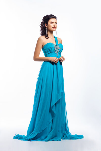 Элегантная девушка в современном голубом платье на белом фоне

