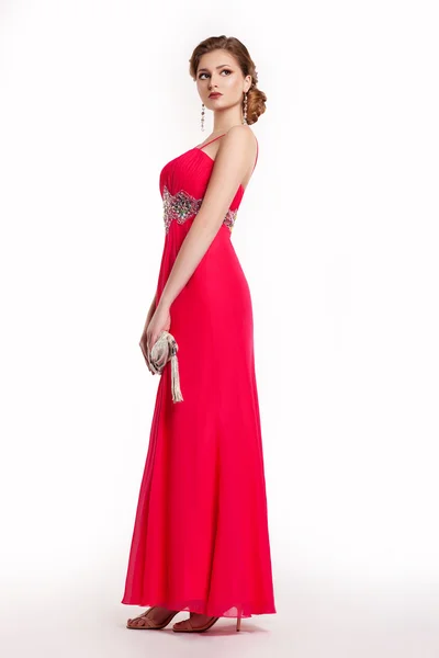 Moda jovem mulher em luxo vestido longo vermelho com bolsa — Fotografia de Stock
