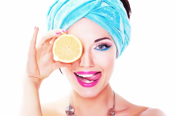 Jovem alegre segurando suculento delicioso limão (laranja ) — Fotografia de Stock