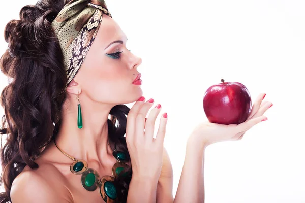 Hermosa mujer oriental con manzana roja - comida natural orgánica —  Fotos de Stock