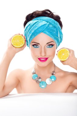 gülümseyen güzel kadın tutarak taze limon - sağlıklı gıda
