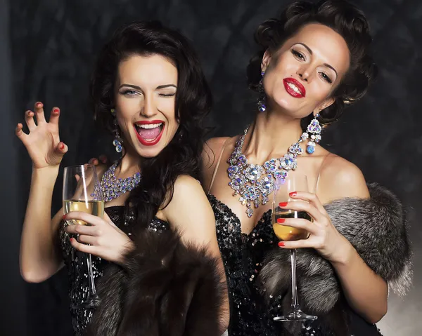 Jeunes femmes en robe noire élégante avec champagne - vie nocturne — Photo