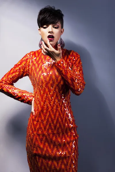 Moderne stijlvolle arrogant vrouw in rode jurk. fashion stijl — Stockfoto