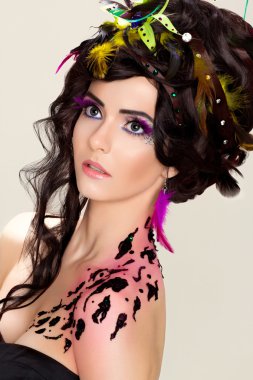 futuristische luxe kapsel. lichte make-up en tattoo. schoonheid
