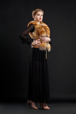 kürk yaka ve stüdyoda poz siyah elbise moda model